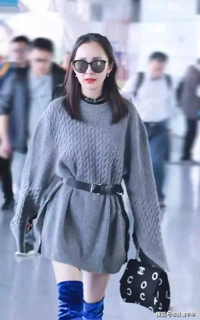 身材|跟着杨幂学“慵懒风”穿搭，格子衫配皮直筒裤，遮肉又显优秀身材