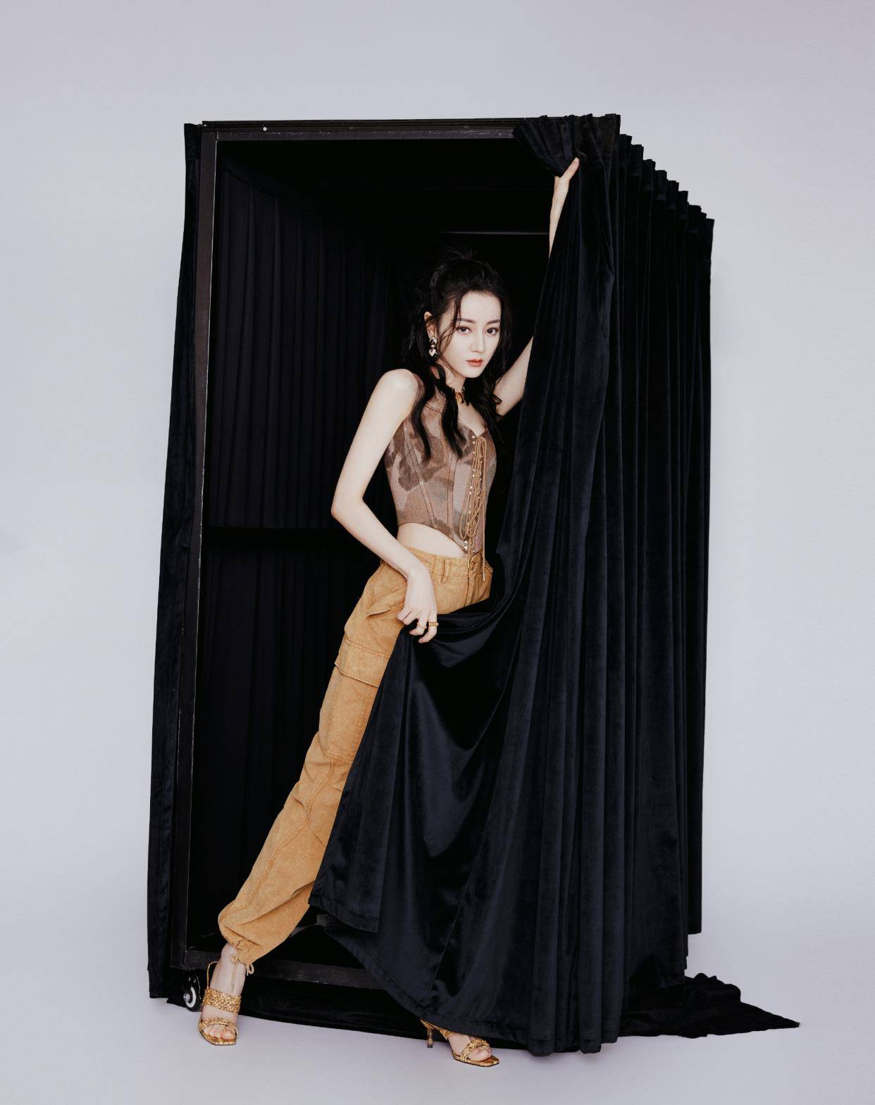 迷彩|迪丽热巴罕见“迷彩装”现身，吊带配工装裤大秀身材，真是养眼