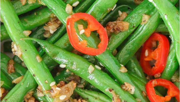 食谱|蒜香四季豆配辣椒酱这些蒜味四季豆是一道美味 简单的配菜