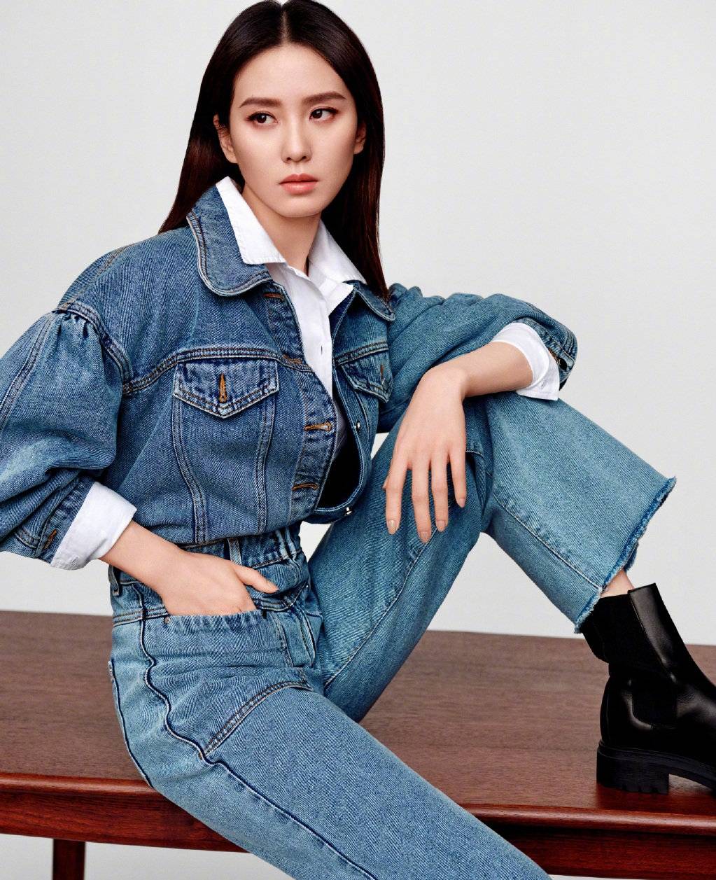 毛衣|33岁刘诗诗丝毫不显老,穿灰色T恤凹造型,气质太绝了