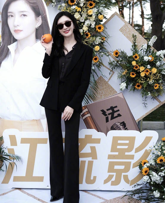 江疏影|江疏影这次要逆袭！穿牛仔装换衣似变魔术，彻底摆脱时尚绝缘体质