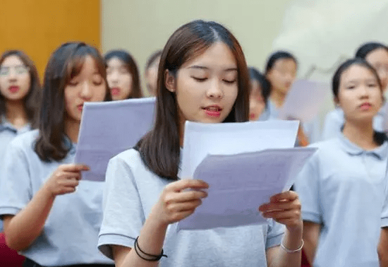 家长|家长点开幼儿园监控,意外看到暖心一幕,网友纷纷心疼幼儿园老师