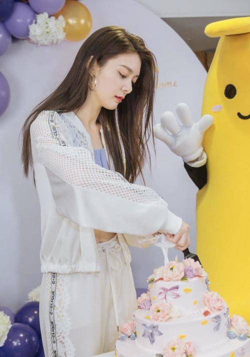 演艺事业|傅菁生日切蛋糕照曝光，白色运动装露小蛮腰，真的太瘦了