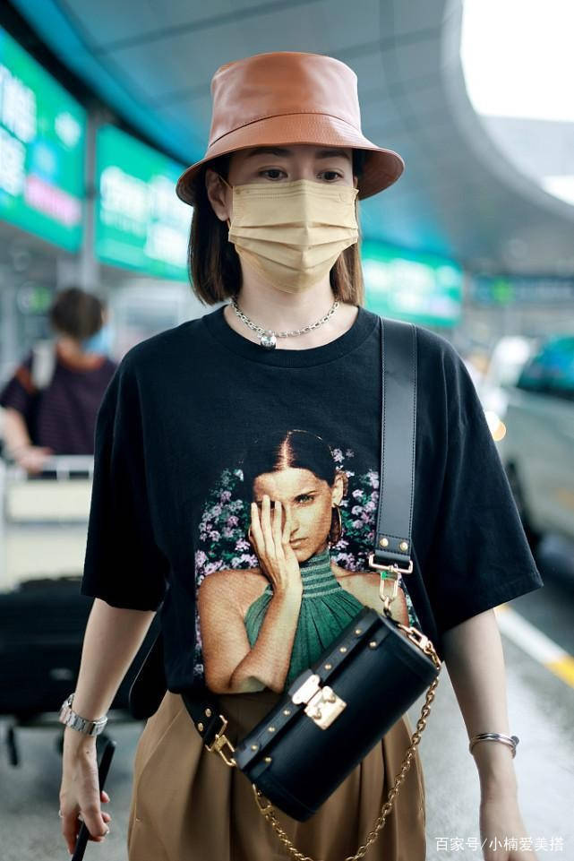 整体|佘诗曼保养的太好了,头戴皮质渔夫帽,短T都能穿得这么减龄