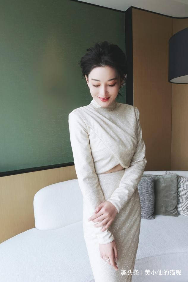 面部|短发的张馨予别有风韵,穿低领连衣裙秀凹凸曲线,女人味十足