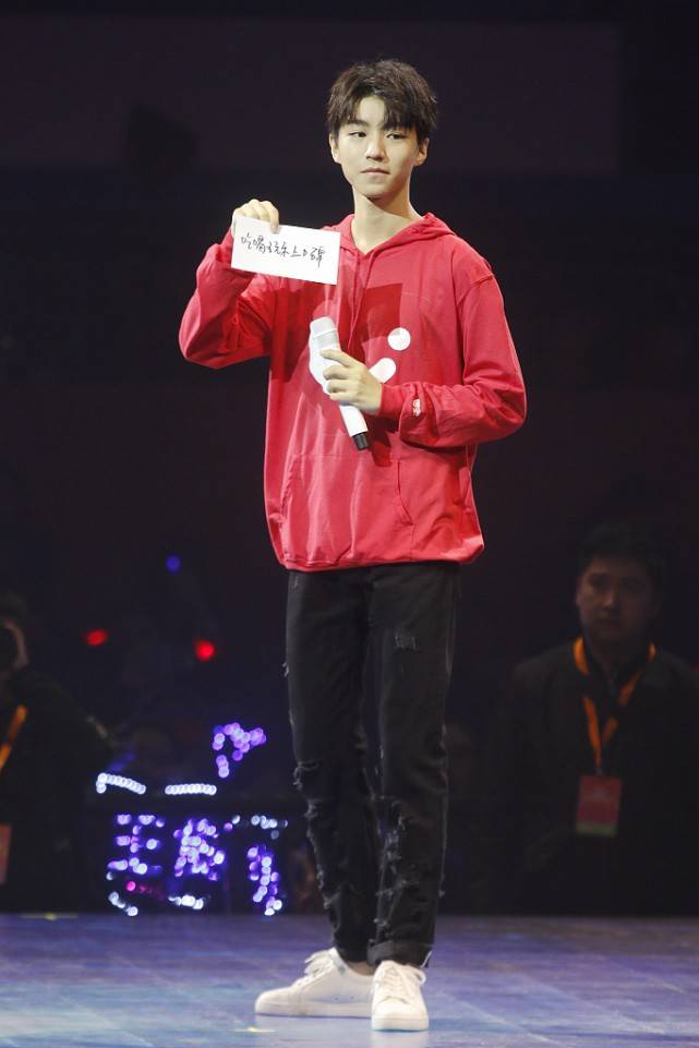 形象|王俊凯现身英雄联盟明星赛，一身清爽打扮，妥妥的校园剧“男主”