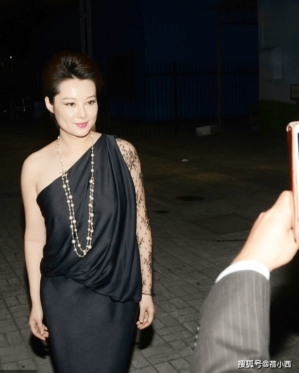 美人|袁立原来是“壮硕美人”,穿黑色斜肩连衣裙亮相,49岁气质惊艳