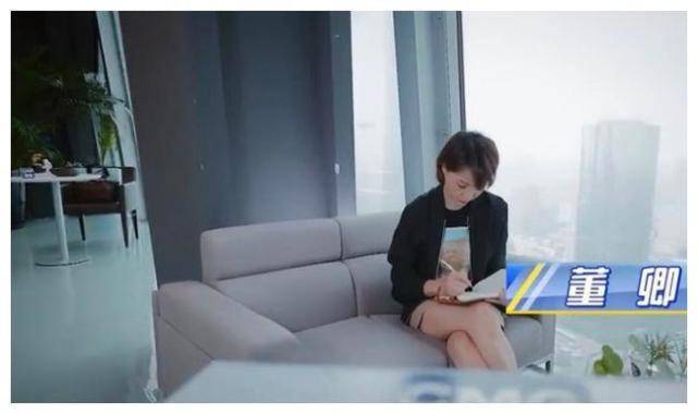 全黑|董卿重回央视一姐范！一袭衬衫在身干练大气，低调开会气场却强大