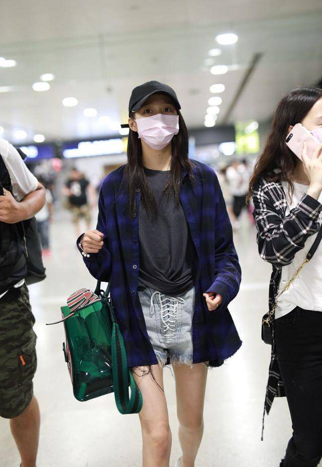 漆皮|关晓彤私服太美了，绑带短裤配小白鞋，一双长腿白嫩纤细成亮点