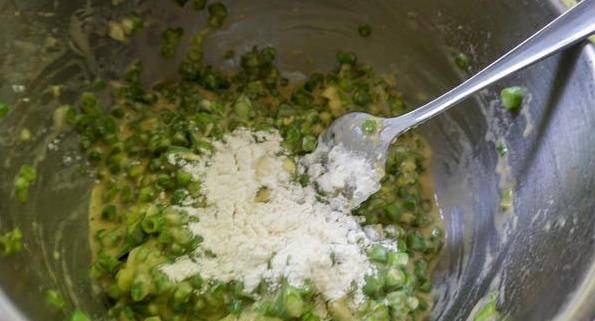 蔬菜|懒人早餐新吃法,加2个鸡蛋拌一拌,10分钟就好,孩子能吃3、4个