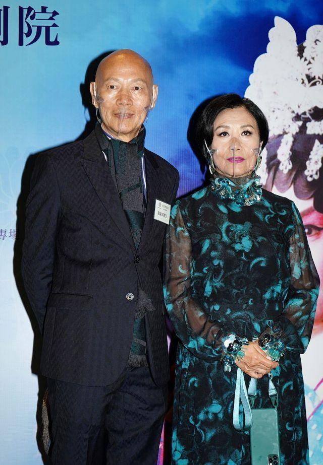 进行|汪明荃一点不服老，穿高领连衣裙优雅神秘，简约温柔又有气场