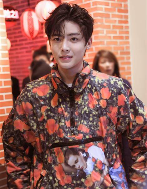 黑色|侯明昊戏好衣品更好，每回出场都惊艳，真是个迷人的“小妖精”！