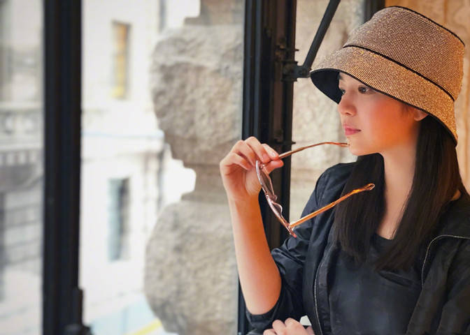 身材|陈妍希现身外滩闺蜜聚会，穿卫衣C位秀身材，打扮惊艳似选美现场