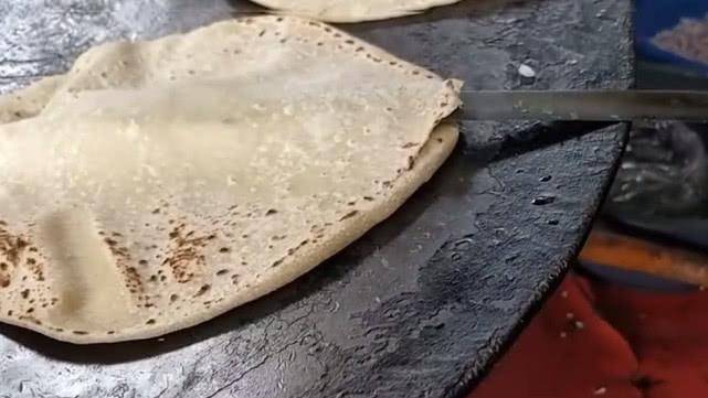 什么|你吃过印度的鸡蛋灌饼吗?小贩做法十分熟练,看着肚子就饿