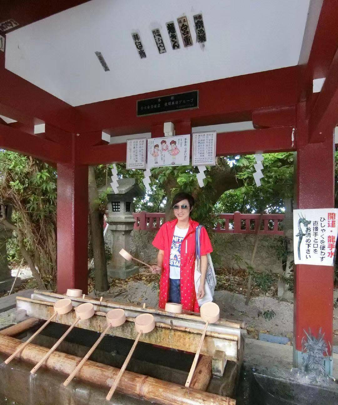 显得|52岁陈法蓉不显老，红衣搭破洞牛仔裤出游，时尚穿搭减龄又时髦