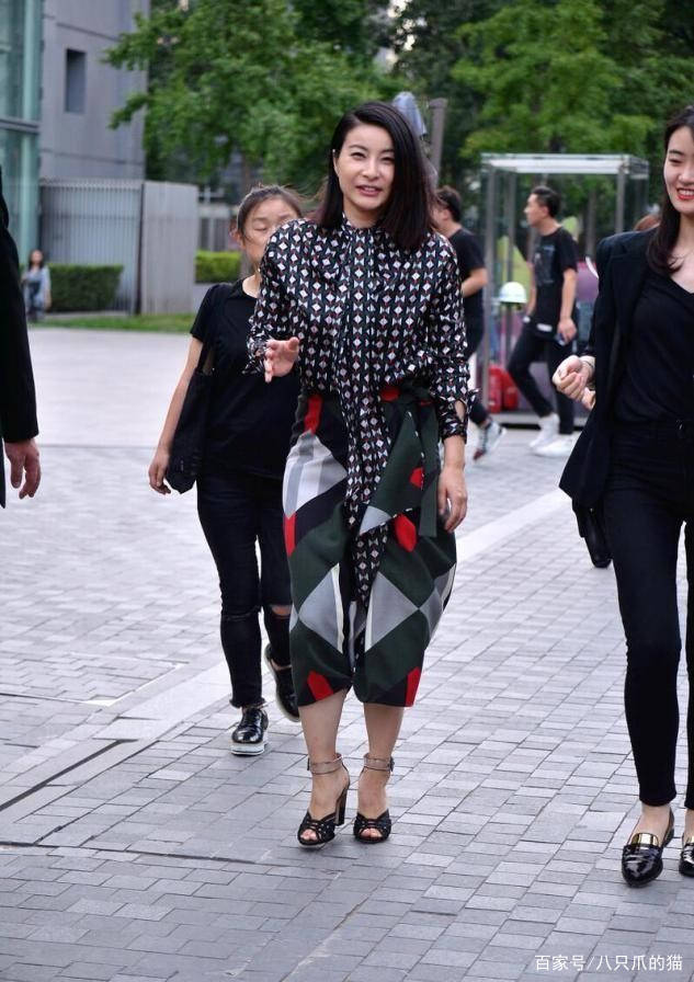 郭晶晶|别看郭晶晶胖出了“幸福肥”，穿这样花哨的衬衫，仍旧不俗气