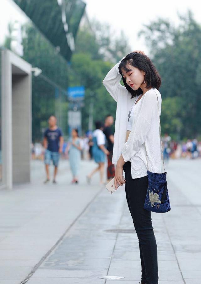 黑色|黑色打底裤搭配白色上衣，可爱软妹穿搭，时尚感却并不够
