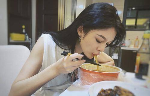 演艺事业|傅菁生日切蛋糕照曝光，白色运动装露小蛮腰，真的太瘦了