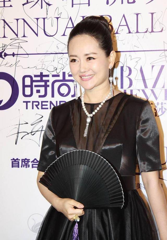 黑色|王志飞老婆挺有名媛感的，黑色薄透裙配珍珠项链，身材挺高挑的