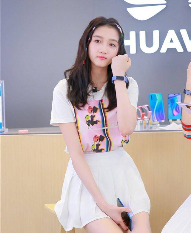 时尚|关晓彤的现场图，终于不再灾难！原因是这套礼服裙