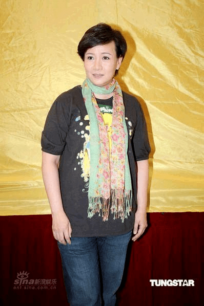 身材|商天娥穿出了“微胖美精髓”,深蓝色亮片连衣裙端庄稳重,真贵气