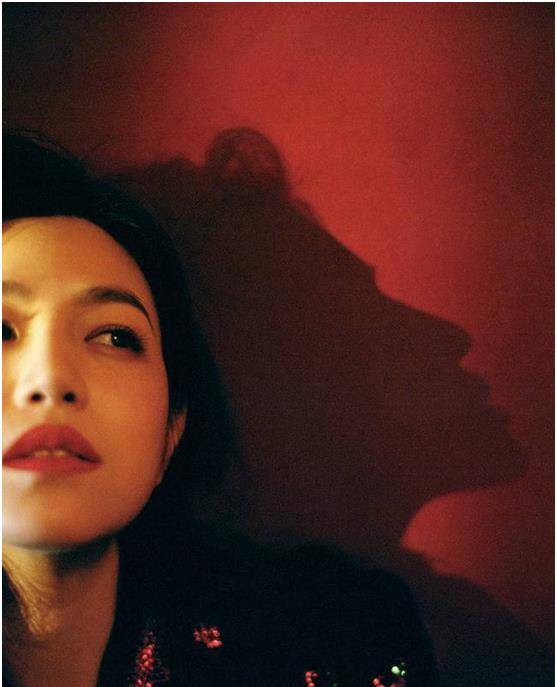 荧光|陈妍希这组复古大片厉害，荧光绿配荧光红，跨越时代的“垮”气质