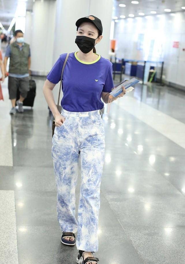 黑色|张萌这次穿得够年轻了,但还是满满的阔太感,包包和鞋子实在抢眼