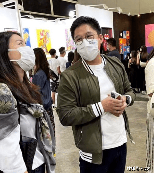 贵妇|郭晶晶婆婆庆63岁生日！穿薄纱裙精致似贵妇，被3个儿子围绕画面温馨