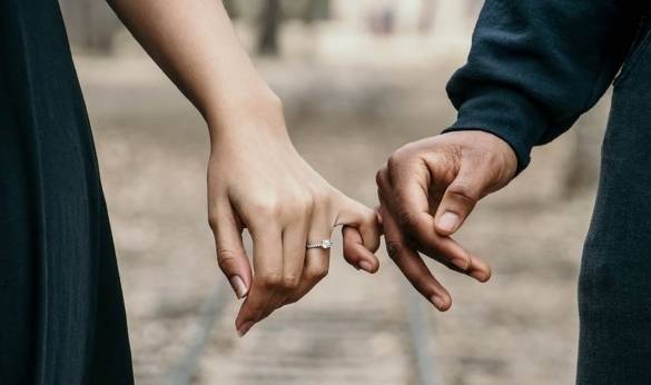 因为|“俺住院让俺儿子照顾，你坐月子让你妈照顾”“好，孩子跟俺姓”