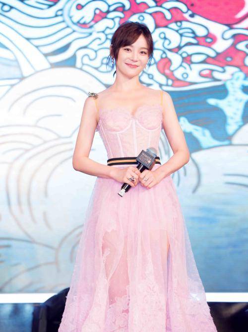 个性|袁姗姗越来越少女，32岁穿短裤秀小蛮腰，配6千9的鞋活力可爱