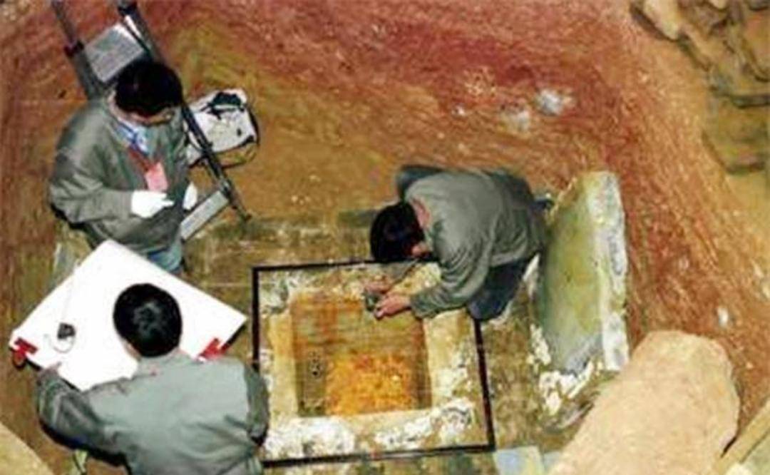 雷峰塔倒塌77年后，专家在塔下发现一间密室，千年奥秘被揭开？