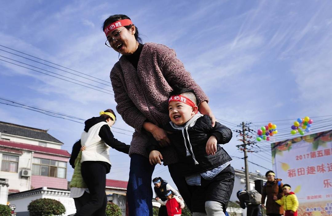 家长|2岁半上幼儿园和4岁上幼儿园，哪种更好？这2个孩子差别太大了