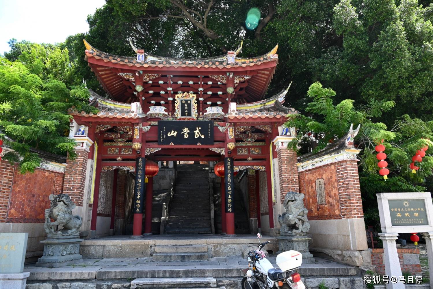 福建泉州有座特别的小庙,游客不多却是世界遗产,宋代石狮子很古朴