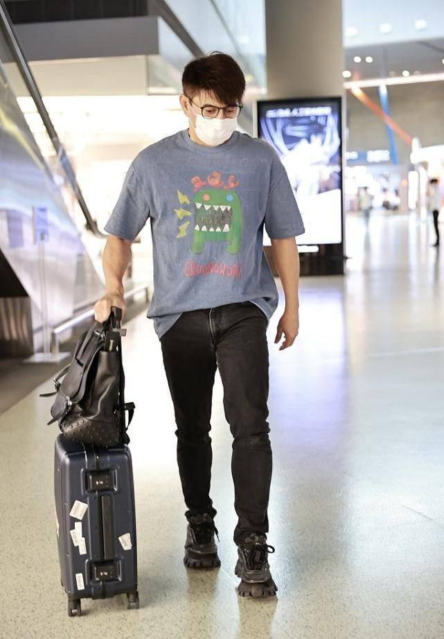 吴奇隆|吴奇隆虽然比王耀庆大3岁,可是同框好像弟弟,穿虎头T恤挺可爱