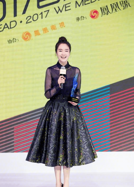 身材|左小青这气质女星里罕见，藏蓝色衬衫配蓬蓬裙优雅大气，美得高级