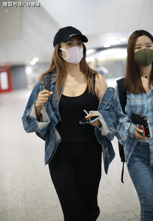 郑钧|刘芸真给郑钧长脸，牛仔外套配黑色吊带裙简约随性，洋气舒适