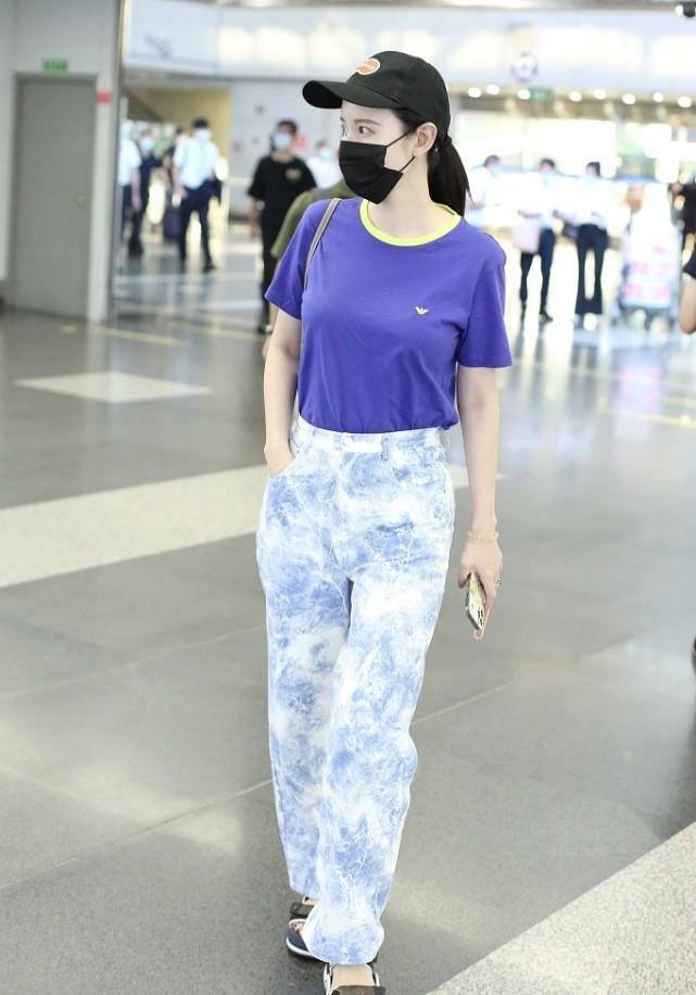 黑色|张萌这次穿得够年轻了,但还是满满的阔太感,包包和鞋子实在抢眼