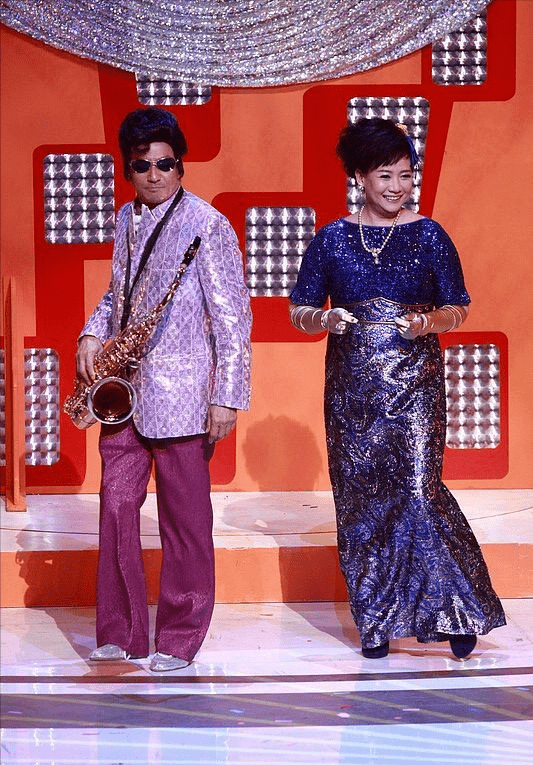 身材|商天娥穿出了“微胖美精髓”,深蓝色亮片连衣裙端庄稳重,真贵气