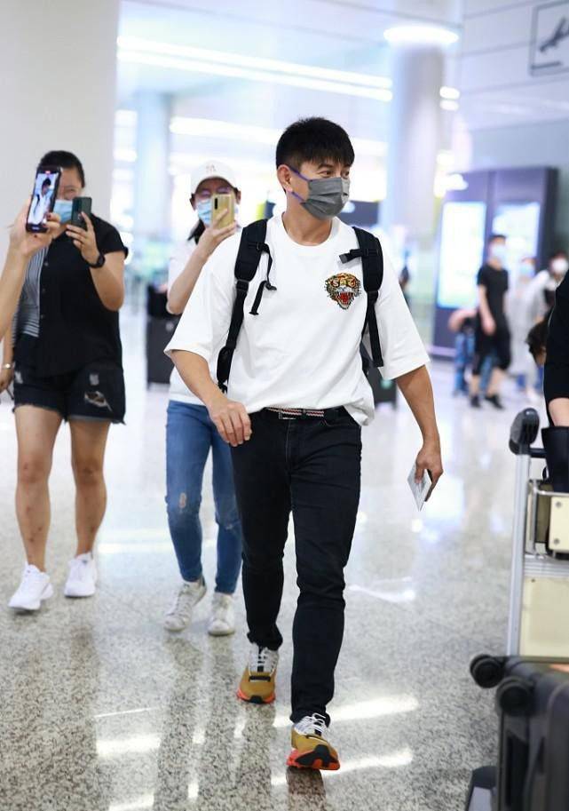 吴奇隆|吴奇隆虽然比王耀庆大3岁,可是同框好像弟弟,穿虎头T恤挺可爱