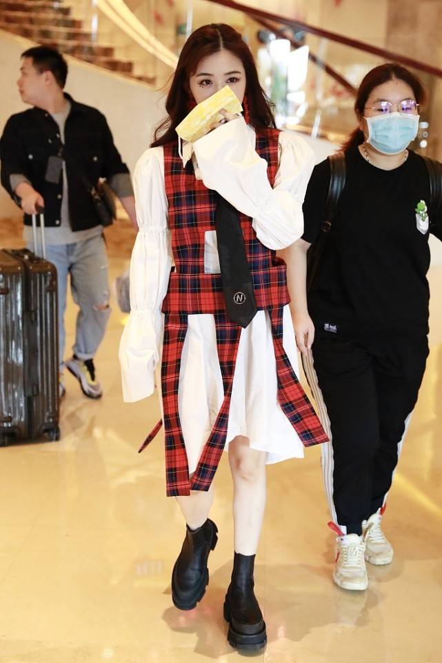 布条|张含韵穿衣真节省，格子背心都剪成“烂布条”了，照样穿得甜美