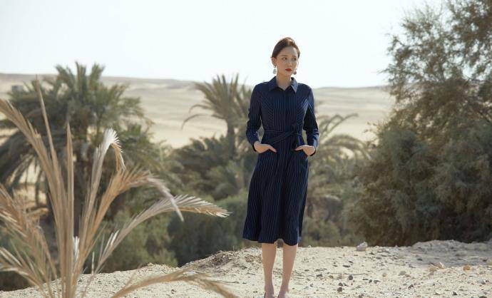 藏蓝色|陈乔恩OL造型化身冷艳女神，穿帅气西装气场超A，确定你有40岁？