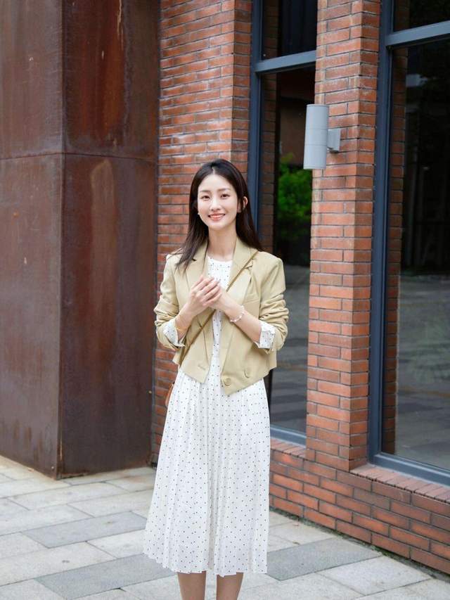 配饰|想变成“商圈精英”的女神，试一试西服搭配波点连衣裙，高贵大气