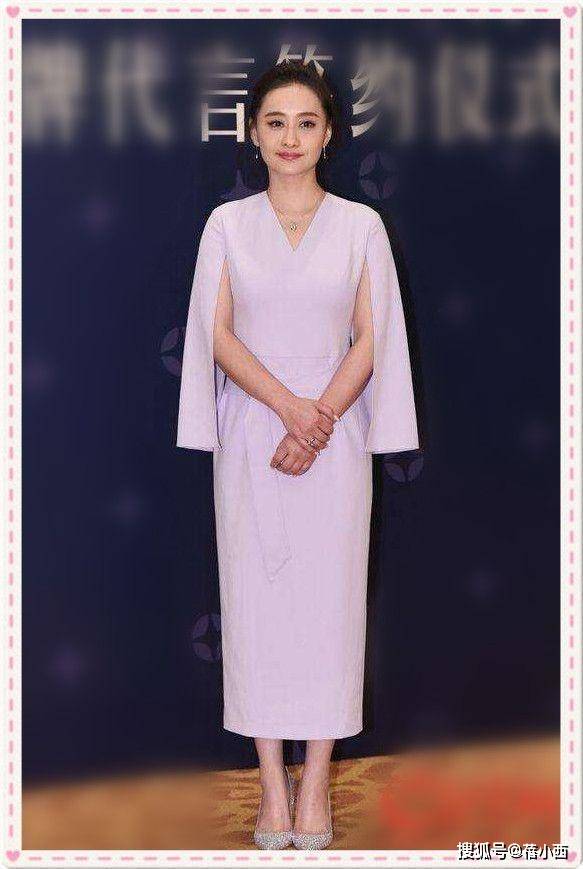 黑色|陈德容看不出是74年的人，穿粉色连衣裙配长卷发，原装五官真耐看