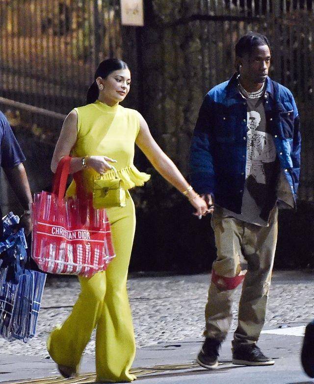 身材|金小妹22岁生日狂换装，束腰印花裙演绎法式宫廷风，狂炫名品身材