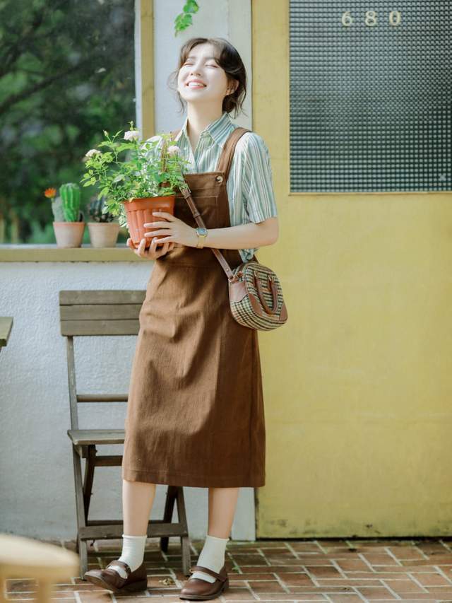 下半身|会穿的人那么多，要怎样穿才不逊色呢？衬衫＋ 牛仔裙简约时尚