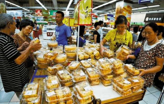 经济|宝妈低价购买“蛋糕边”引争议，父母给娃吃“边角料”寒酸吗？