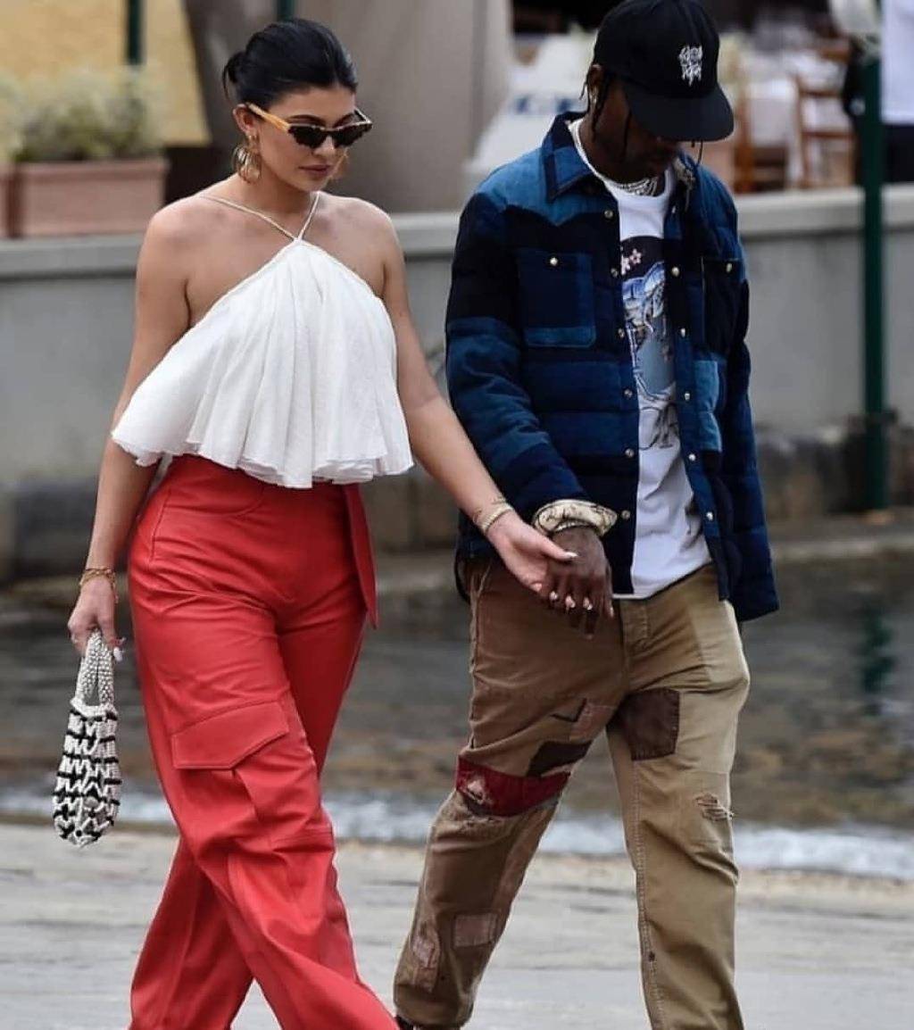 身材|金小妹22岁生日狂换装，束腰印花裙演绎法式宫廷风，狂炫名品身材