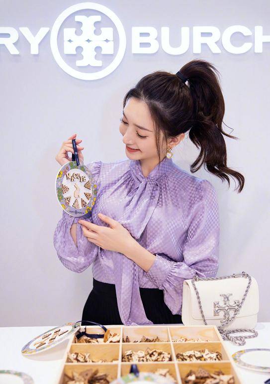 江疏影|江疏影真会穿，扎马尾辫搭配自是衬衫，结合黑色半身裙真洋气