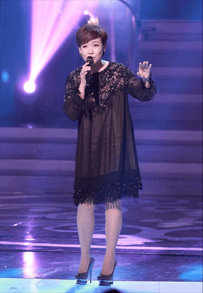 身材|商天娥穿出了“微胖美精髓”,深蓝色亮片连衣裙端庄稳重,真贵气