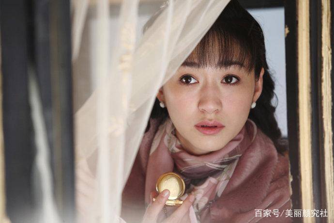 美人|背薄、肩直、肤白貌美，她才算得上“老天追着喂饭吃”的美人吧？